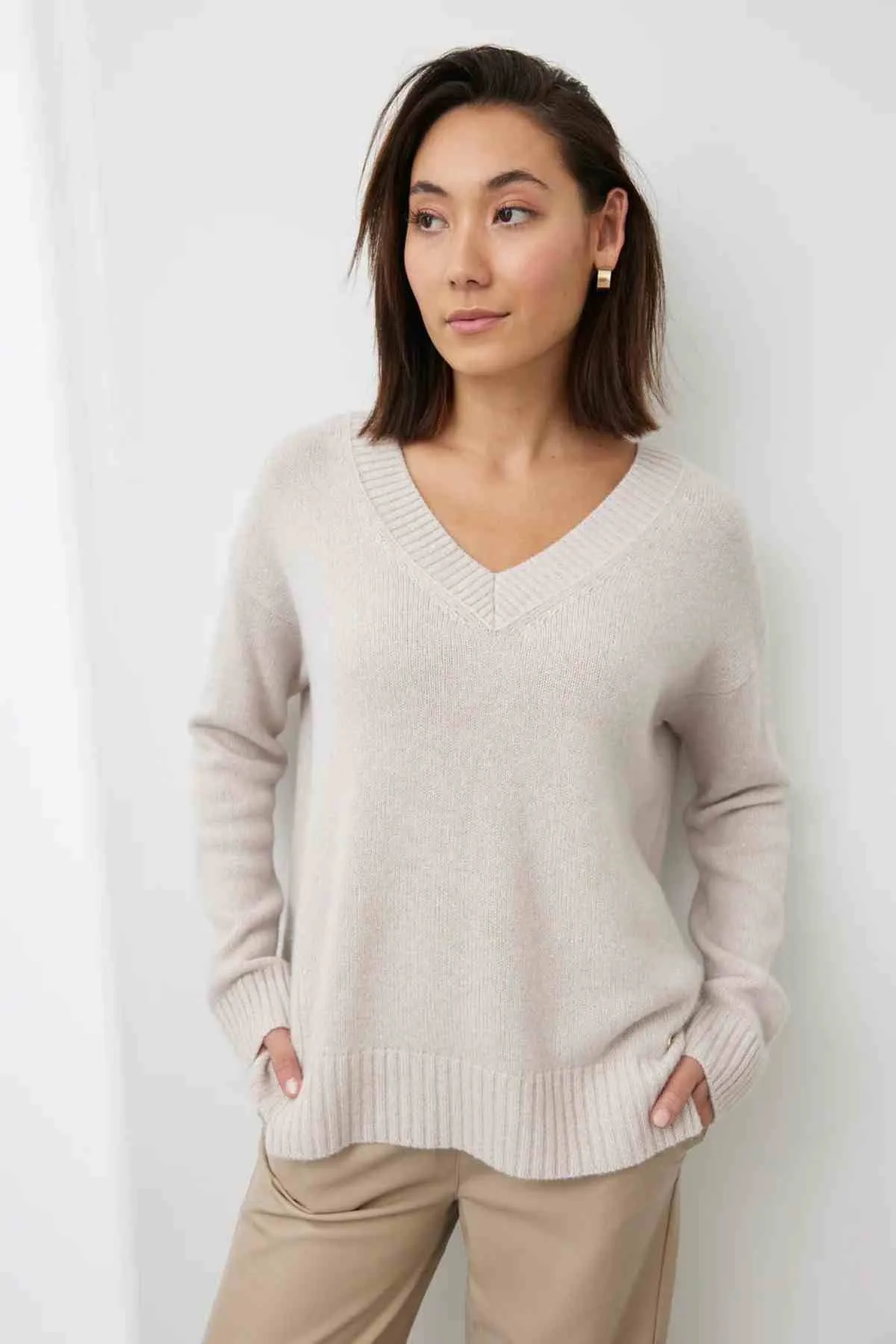 MAEVE SLOUCH VEE ALABASTER